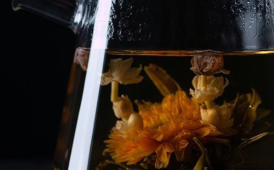 Herbaty kwitnące i bombonierki – wyjątkowy pomysł na wiosenny prezent