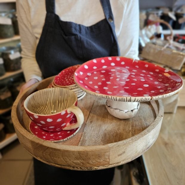 Patera i filiżanka w kształcie muchomora na tacy.