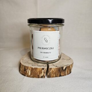 Słoik pierniczków wielkanocnych stojący na pienku.